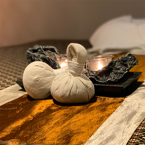 kruidenstempel massage foto